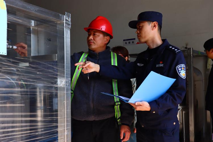 检查工厂安全检查警察检查工厂检查人员检查脚手架或清理易燃物的场景